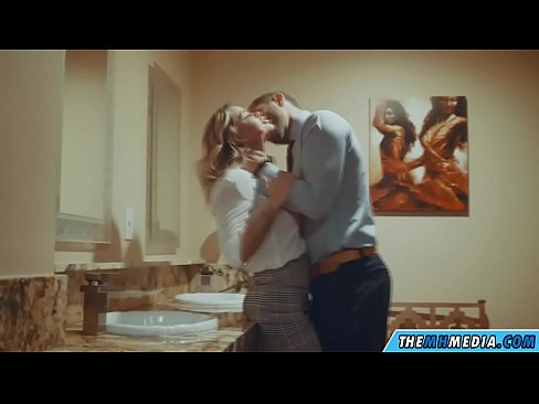 ❤️ Kur një bjonde me bukë ju josh në një banjë publike ❤❌ Video porno tek ne ❌❤